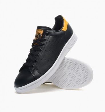 bambas adidas negras y doradas